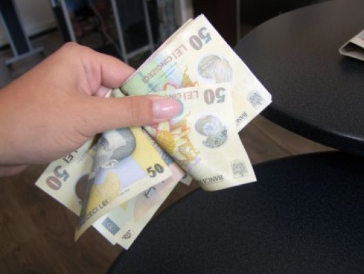 Leul se depreciază uşor. Euro ajunge la 4,44 lei